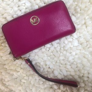 Michael kors wristlet wallet